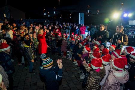 Prihod Dedka Mraza s spremstvom